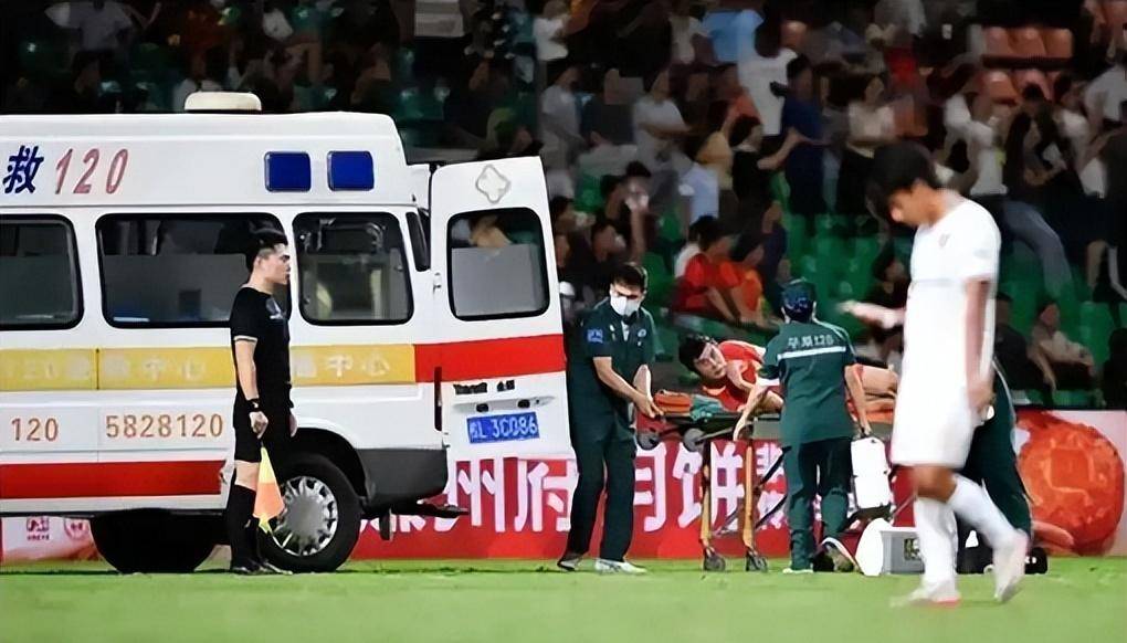 od体育网站-球员突发伤情！球迷为其祈福