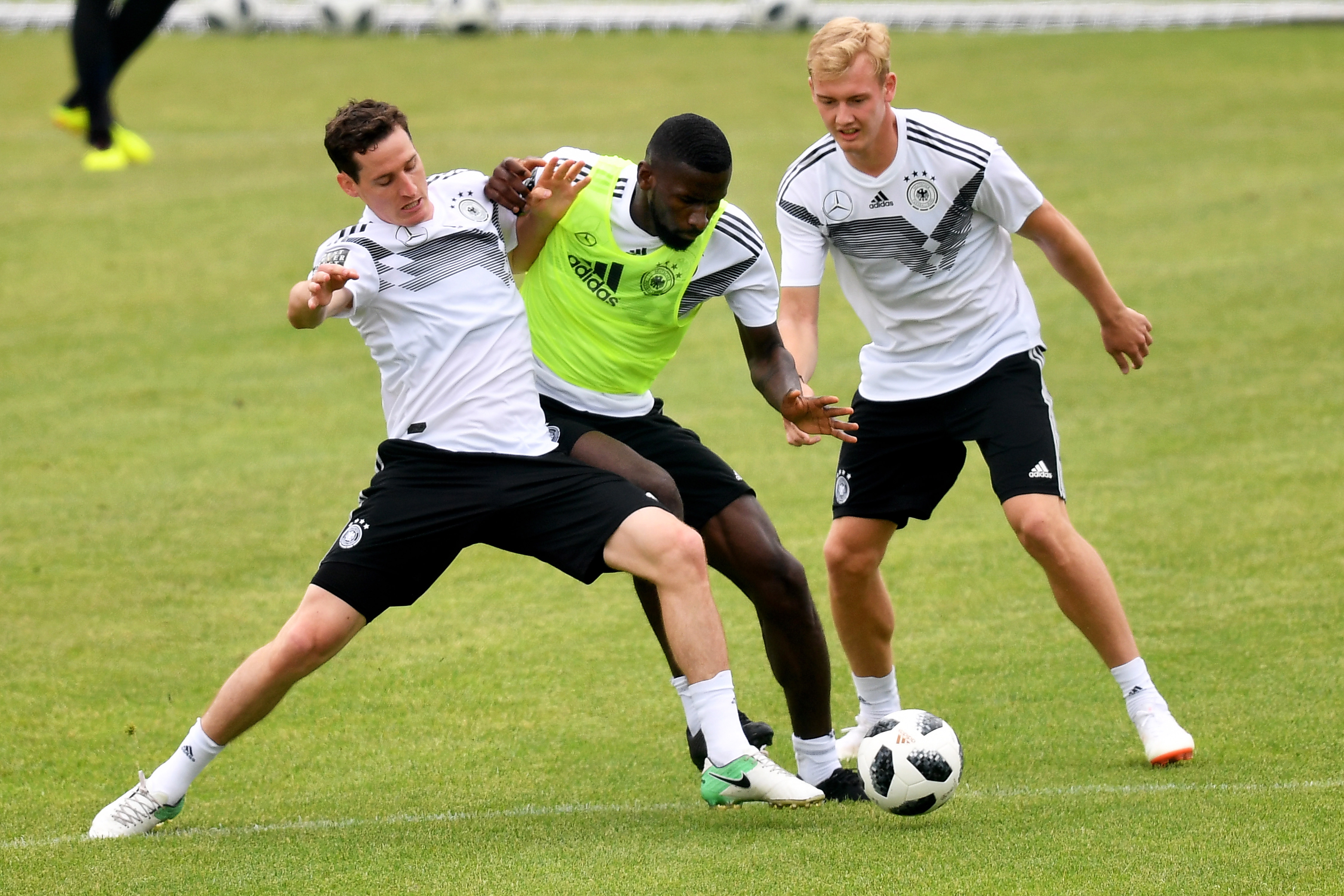 包含德国足球国家队备战大赛技战术的词条